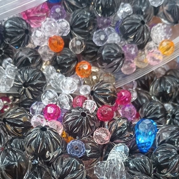 1lb Of Colorful Beads - Picture 2 of 3